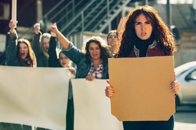 "Expulsões na Universidade de Cinema e Teatro Shota Rustaveli: Protestos Estudantis Levantam Questões sobre Liberdade de Expressão na Geórgia"