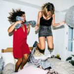 "Como a Colaboração entre Betsey Johnson e Naomi Smalls Está Transformando a Inclusão na Moda Drag"