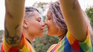 "Kiss-Ins: Como Beijos de Protesto Tornaram-se Símbolos da Luta por Direitos LGBTQ+"