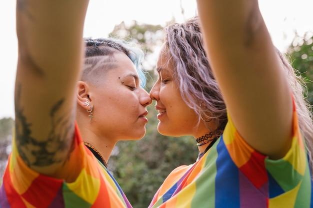 "Kiss-Ins: Como Beijos de Protesto Tornaram-se Símbolos da Luta por Direitos LGBTQ+"