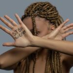 "Rihanna Responde a Críticas sobre Nomes de Filhos e Reflete sobre Maternidade em Postagem Impactante"
