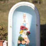 "Controvérsia em Napoli: Estandarte com Madonna e Pílula Abortiva Gera Debate sobre Liberdade de Expressão e Fé"