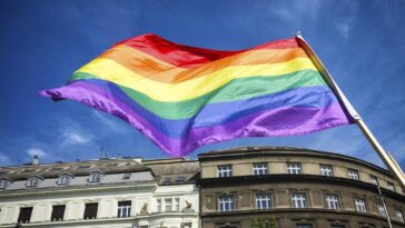 "Proibição de Bandeiras do Orgulho em Utah: Manifestantes Reagem com Ação Simbólica no Capitólio e Levantam Questões sobre Liberdade de Expressão"
