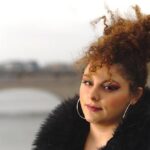 "Chappell Roan: Como a Artista Revelação do Grammy Está Transformando a Moda em Paris com Maquiagens Surreais"