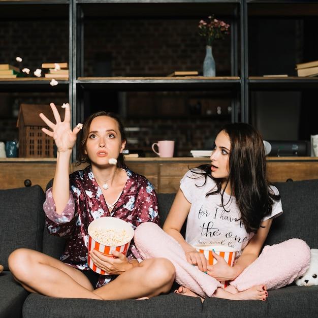 "Documentário 'Larissa: O Outro Lado de Anitta' Revela Dilemas de Identidade e Narrativa Romântica em Torno da Popstar"