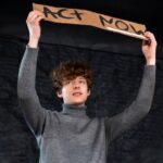"Estudante de 18 anos desafia conselheiro escolar após comentários controversos sobre direitos LGBTQ+ e busca mudança em Rotterdam"