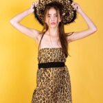 "Millie Bobby Brown Revoluciona o Estilo com Look Ousado: Como a Estampa de Dálmata Está Transformando as Tendências da Moda"