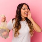 "Anitta em Nova York: A bolsa de R$ 25 mil que gerou debate sobre moda e identidade cultural"