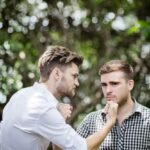 "Amor Além das Normas: Casamento Inusitado de Casal com Orientações Mistas Desafia Estereótipos e Inspira Aceitação"