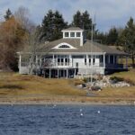 "Como 'Nova Scotia House' de Charlie Porter Revela as Feridas e a Resiliência da Comunidade Gay Britânica Durante a Epidemia de AIDS"
