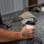 "Tribunal de Los Angeles condena Starbucks a indenizar cliente em 50 milhões após queimaduras graves em incidente no drive-thru"