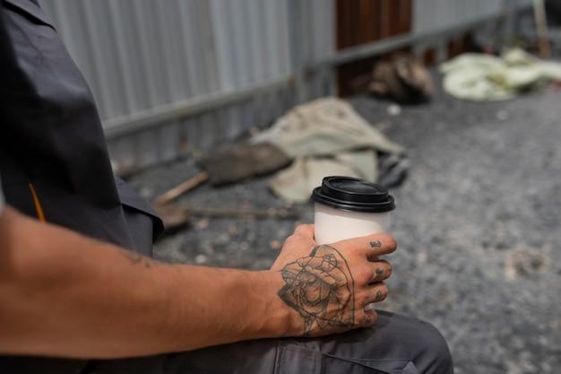 "Tribunal de Los Angeles condena Starbucks a indenizar cliente em 50 milhões após queimaduras graves em incidente no drive-thru"