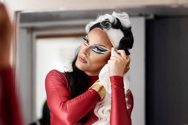 "Polêmica nas Bastidores de 'RuPaul's Drag Race': Rainhas Reagem a Mensagem Controversial de Arrietty e o Impacto nas Relações do Reality"