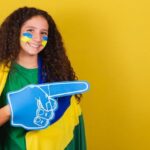 "Millie Bobby Brown Celebra Carnaval no Brasil: Como a Atriz Conectou-se com Fãs e a Cultura Local Durante a Promoção de 'The Electric State'"