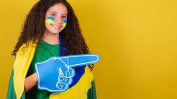 "Millie Bobby Brown Celebra Carnaval no Brasil: Como a Atriz Conectou-se com Fãs e a Cultura Local Durante a Promoção de 'The Electric State'"