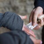 "Homem preso em Leicester por insultos homofóbicos a policial: um reflexo das tensões sociais e do combate à homofobia"