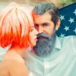 "Donald Trump Jr. e Bettina Anderson: O Romance Revelado em Gala da amfAR e a Aprovação do Ex-Presidente"