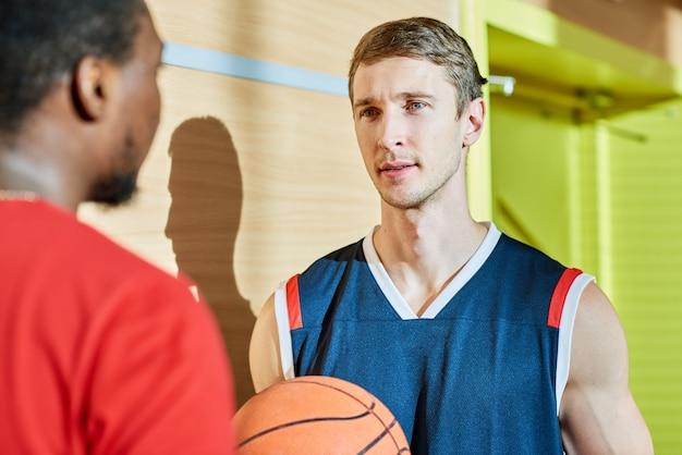 "Preocupações de Cameron Brink sobre a contratação de jogadores masculinos para treinos da WNBA: o que está por trás da polêmica?"