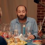 "Jonathan Van Ness: A Transição do Guru de Beleza para Comediante em Destaque no Lil Rhody Laugh Riot"