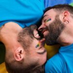 "Um Ano Após Se Declarar Gay, Josh Cavallo Revela Desafios Contínuos e Ameaças no Futebol"