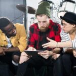 "Rejeições Musicais: Artistas Que Perderam Hits Icônicos e Suas Reflexões Sobre Oportunidades Perdidas"