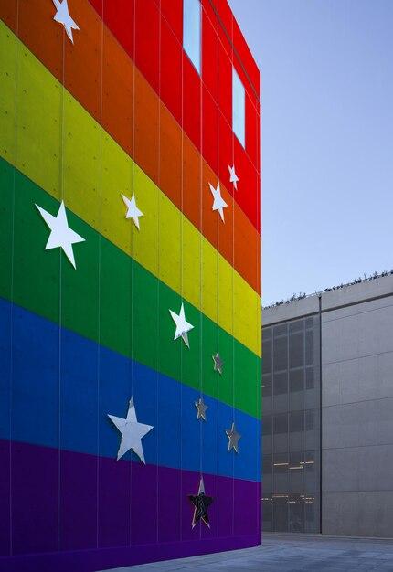 "Novo Centro LGBTQ+ em Raleigh Promete Transformar Recursos e Apoio para Comunidade em Meio a Desafios de Discriminação"