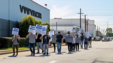 "Protestos em Tulsa Revelam Divisões Profundas sobre o Impacto de Elon Musk na Democracia Americana"