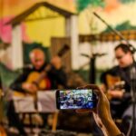 "Protesto em Show de Caetano Veloso e Maria Bethânia em Porto Alegre: O Clamor 'Sem Anistia' e a Luta pela Justiça no Brasil"