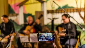 "Protesto em Show de Caetano Veloso e Maria Bethânia em Porto Alegre: O Clamor 'Sem Anistia' e a Luta pela Justiça no Brasil"