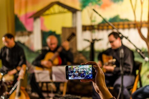 "Protesto em Show de Caetano Veloso e Maria Bethânia em Porto Alegre: O Clamor 'Sem Anistia' e a Luta pela Justiça no Brasil"