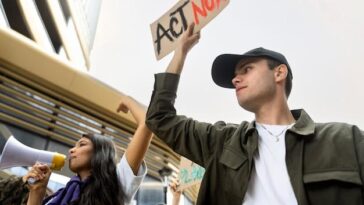 "Protestos Anti-LGBTQ+ em Igrejas de Orlando: A Intensificação da Hostilidade e a Resiliência da Comunidade"