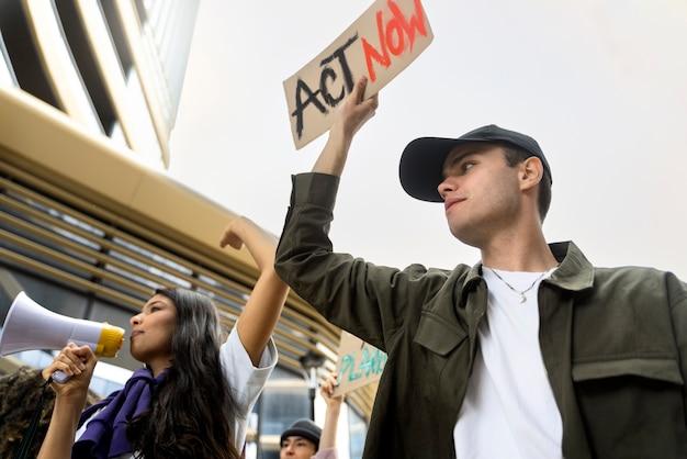 "Protestos Anti-LGBTQ+ em Igrejas de Orlando: A Intensificação da Hostilidade e a Resiliência da Comunidade"