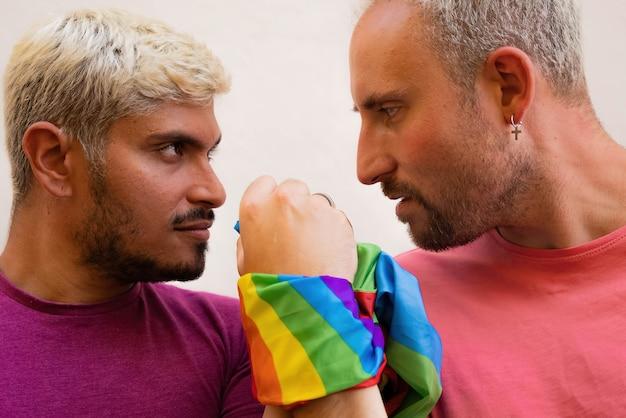 "Como a nova produção de 'Edward II' revela as tensões entre amor, poder e a luta pela aceitação da comunidade LGBT"