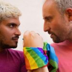 "Como a nova produção de 'Edward II' revela a luta histórica por aceitação na monarquia britânica e sua relevância para os direitos LGBTQIA+ hoje"