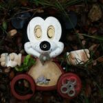 "Mickey 17: Como o Novo Filme de Bong Joon Ho Explora Identidade e Classe em um Futuro Distópico"