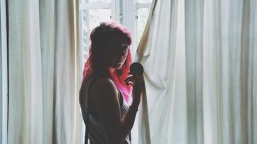 "Ariana Grande Lança Curta-Metragem 'Brighter Days': O Que Esperar das Exibições em Cidades Americanas?"