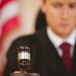 "Decisão Judicial Bloqueia Proibição de Show de Drag em Universidade do Texas: O Que Isso Significa para a Liberdade de Expressão?"