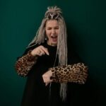 "Kesha: A Revolução Musical de uma Artista Independente e o Impacto da Colaboração Feminina na Indústria"