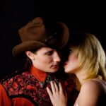 "Cowboys e Queens: A Exposição que Une Glamour Drag e a Dureza do Velho Oeste em uma Reflexão sobre o Novo Sonho Americano"