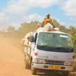 "Como as Viagens de Madonna ao Malawi Estão Transformando a Vida de Suas Filhas Adotivas e Revelando Desafios Locais"