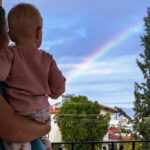 "Repatriação de bebê traficada em operação internacional revela desafios na proteção infantil e questões sobre adoção em contextos LGBT"