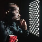 "Dewayne Perkins: A Ascensão de um Comediante Queer Negro em Hollywood e os Desafios da Representatividade"