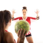 "Fernanda Gentil e Cátia Fonseca se enfrentam em episódio especial do Programa Silvio Santos: o que esperar do duelo no Jogo das 3 Pistas?"
