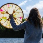 "A Roda do Tempo: Como a Série da Amazon Está Redefinindo a Representação LGBTQ+ na Fantasia" 12 "A Roda do Tempo: Como a Série da Amazon Está Redefinindo a Representação LGBTQ+ na Fantasia"