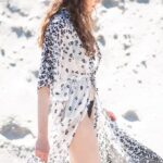 "Sabrina Carpenter: Como a Estrela da Música Combina Moda, Música e Cultura em Suas Férias na Itália"