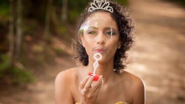 "Noivado da Drag Queen Plastique Tiara: Um Conto de Fadas Moderno e Sua Influência na Comunidade LGBTQIA+"