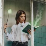 "Gregory Maguire Revela Novos Aspectos da Bruxa Malvada em 'Elphie: A Wicked Childhood' - O Que Podemos Aprender sobre Identidade e Trauma?"