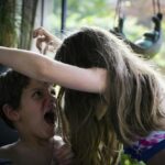 "Suspensão de Criança de 4 Anos por 'Transfobia' em Creche Britânica Levanta Questões sobre Políticas Disciplinares e Liberdade de Expressão"