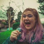 "Ariana Grande se transforma em idosa em novo curta: o que 'Brighter Days' revela sobre memórias e identidade?"