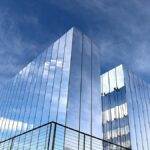 "Exposição 'Three Way Mirror': Como Três Artistas Queer Redefinem a Arte e a Comunidade na Galerie d’art Stewart Hall"